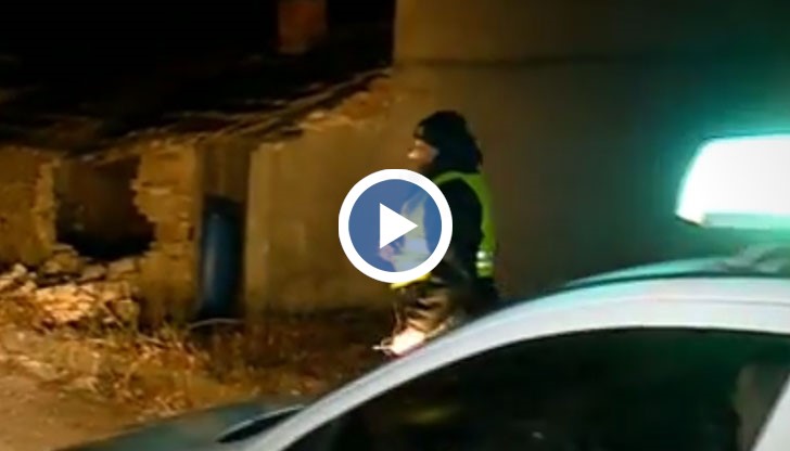 Всяка вечер патрулите обикалят призрачното и обезлюденото село и виждат с очите си размера на трагедията