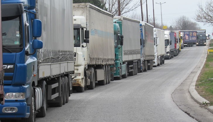 Опашката достига почти до надлеза за Ново село, който е на около седем километра от моста