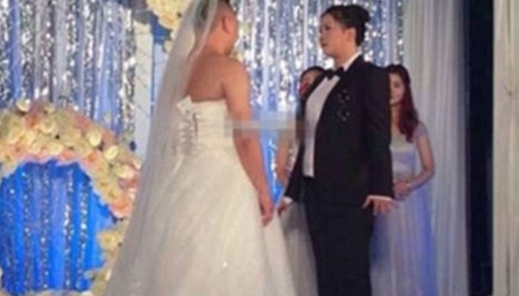 Двойката решила да смени сватбените си одежди малко преди самата церемония, след като невестата изпаднала в паника, че е надебеляла
