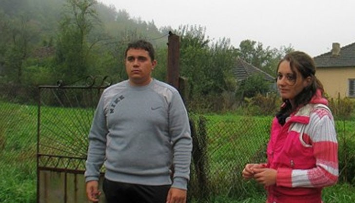 Павел Иванов от с. Средогрив се грижи сам за малкото си братче, след като родителите им умират при експлозията в завод "Миджур" Павел Иванов от с. Средогрив се грижи сам за малкото си братче, след като родителите им умират при експлозията в завод "Миджур"