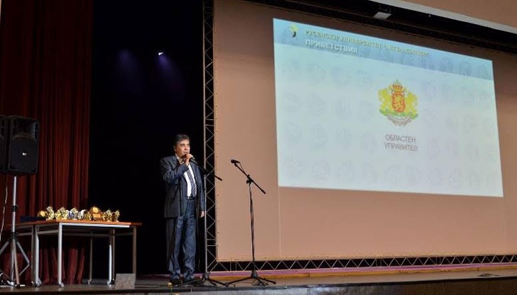 На церемонията бяха връчени плакети на световния и европейски шампион по шотокан карате и студент в специалност „Право“ на Русенския университет Тодор Събев