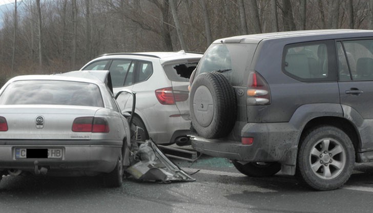 Жена е пострадала при катастрофата