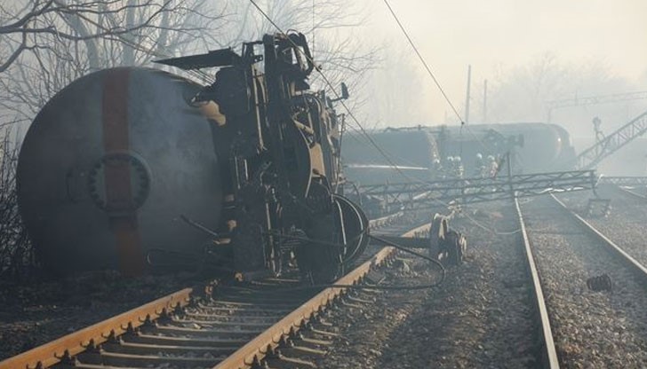 Към момента обаче не може да се каже дали това е причината за тежкия инцидент, защото трябва да се направят обстойни огледи и на железния път Към момента обаче не може да се каже дали това е причината за тежкия инцидент, защото трябва да се направят обстойни огледи и на железния път