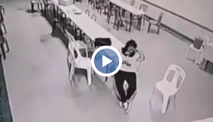 Страховитата случка е била записана от камерите за наблюдение, докато жената е чакала в зала в хотел