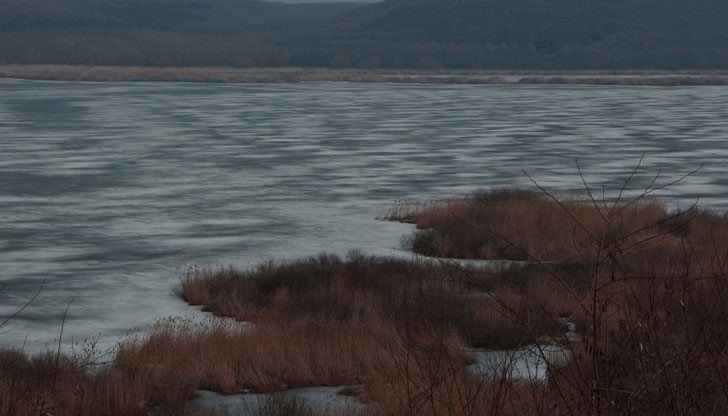 Не се препоръчва извършването на спортен риболов и навлизане по леда в езерото поради опасност от пропадане в ледените води