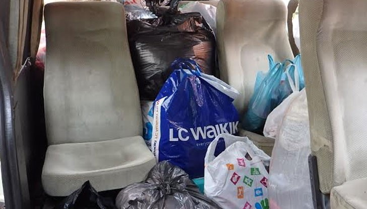 За по-малко от седмица бяха събрани завивки, дрехи за деца и възрастни, памперси, пакетирани хранителни продукти, минерална вода