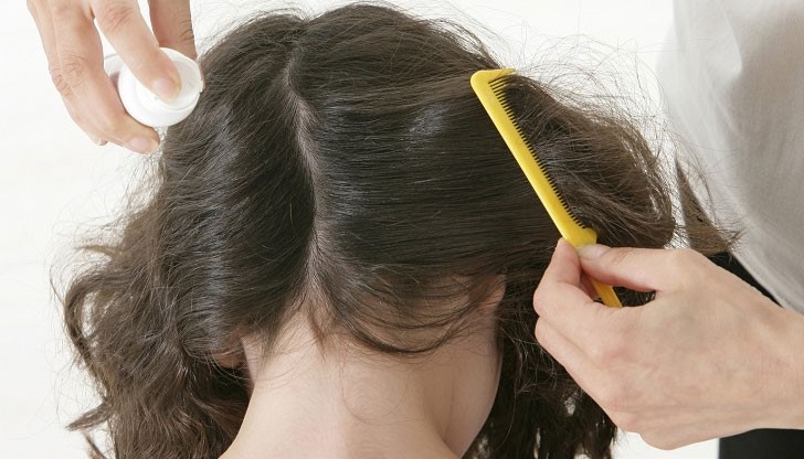 Детето почина след като родителите му махали въшките с инсектицид Детето почина след като родителите му махали въшките с инсектицид