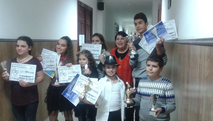 Те се състезаваха с изпълнители от България, Румъния и Турция Те се състезаваха с изпълнители от България, Румъния и Турция