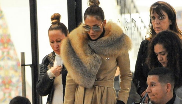 Крайно елегантна, певицата и актриса изглеждала като истинска дива, а всички жени искат като нейното палто