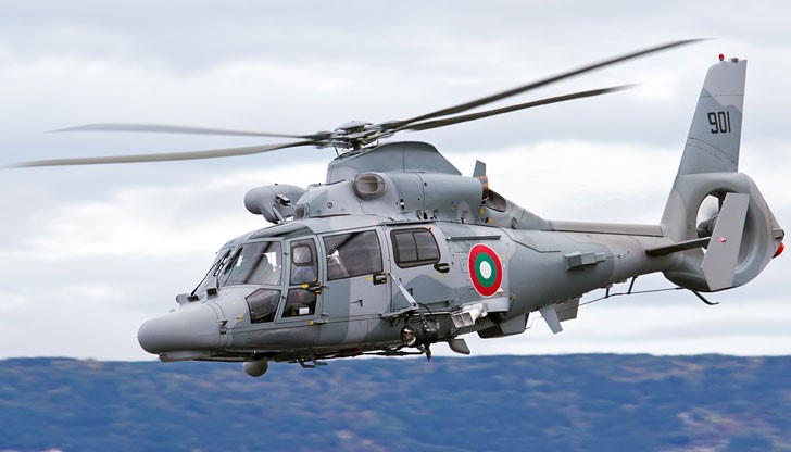 Военноморски хеликоптер се включва в издирването на двама мъже