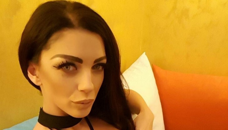 С мега скандална рокля, която разкриваше без цензура гръдните й прелести, се появи снощи на участие звездата на Пайнер - Емануела