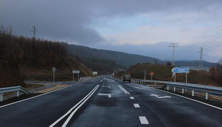 Пътните настилки в цялата страна са предимно сухи, по усойните места са заледени, почистени и обработени Пътните настилки в цялата страна са предимно сухи, по усойните места са заледени, почистени и обработени