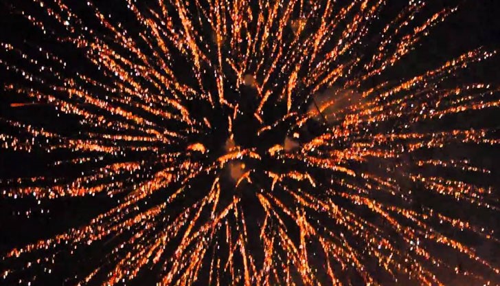 Градът се готви за шумно новогодишно тържество! Градът се готви за шумно новогодишно тържество!