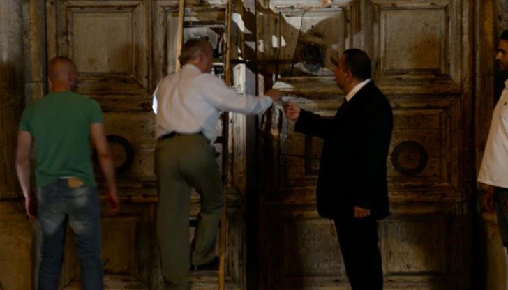 С 20-сантиметров ключ се влиза в църквата, за която се предполага, че съдържа гробницата на Иисус