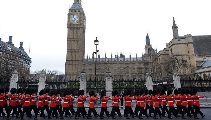 Страната трябва да започне напускането на ЕС най-късно до март 2017 година