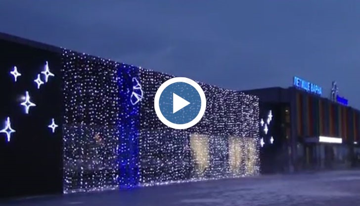 Пристанището в моркия град също е затворено, поривите на вятъра достигат 20 метра в секунда