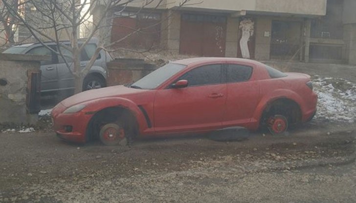 Апаши оставиха "Мазда" на трупчета!