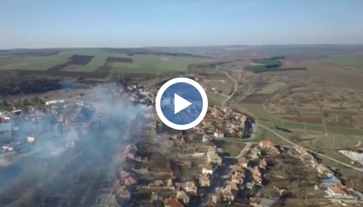 Гъсти облаци дим се носят над село Хитрино