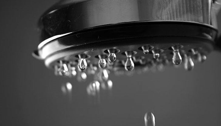 За да се свърже с ВиК мрежата, мъжът прокопал канал към мястото за вечен покой