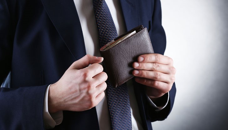 Освен, че става лесна мишена за джебчии, причинява и неблагоприятни последици за здравето