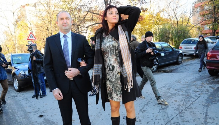 Първата дама Десислава Генчева и покойната поетеса Петя Дубарова едновременно са кръстосвали коридорите на бургаската английска гимназия Първата дама Десислава Генчева и покойната поетеса Петя Дубарова едновременно са кръстосвали коридорите на бургаската английска гимназия