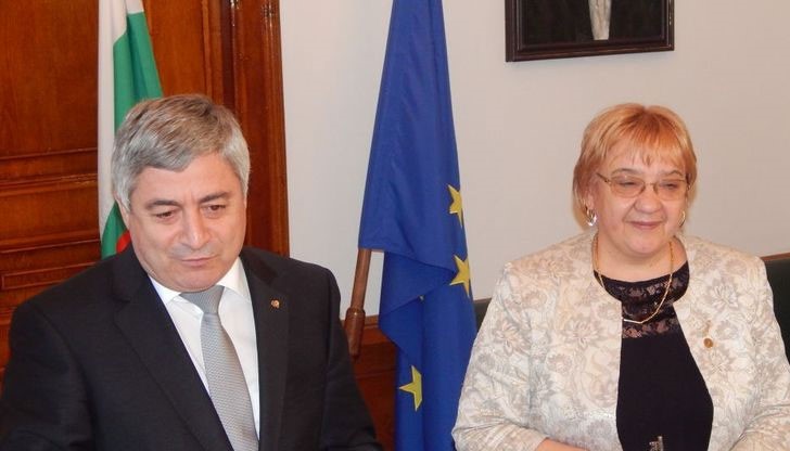 Велизара Пенчева показа писмо от ръководството на университета в Тараклия Велизара Пенчева показа писмо от ръководството на университета в Тараклия