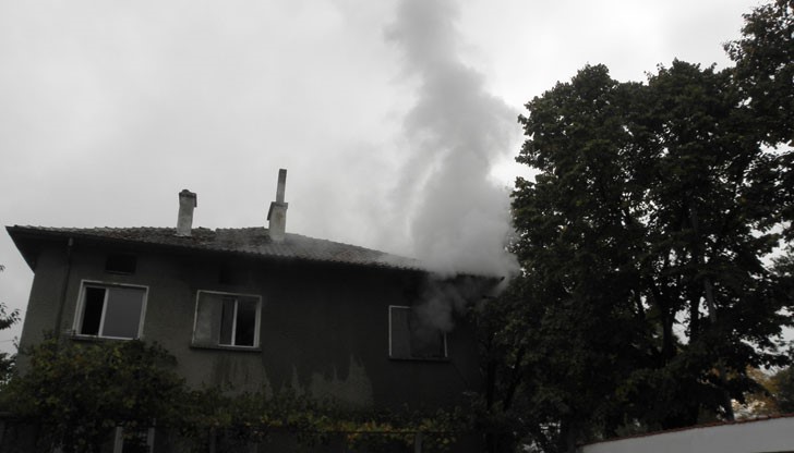 Пожарникари са гасили пожар тази нощ в къща на улица "Христо Г. Данов“ / Снимката е илюстративна