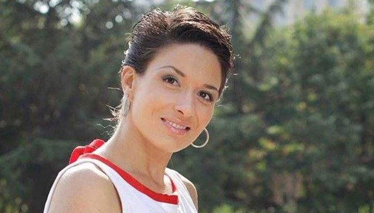 Извинете ме, но тя е музикално ориенталско Лайно! Извинете ме, но тя е музикално ориенталско Лайно!