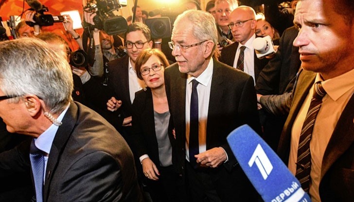 Независимият кандидат Александър ван дер Белен ще е новият австрийски президент, след като по предварителни данни води с убедителна преднина пред Норберт Хофер