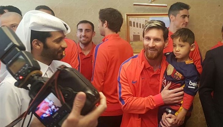 Момчето от Афганистан, което стана известно с найлоновата си фланелка на Меси се срещна със своя идол!
