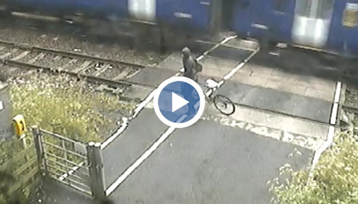 Влак едва не прегази велосипедист