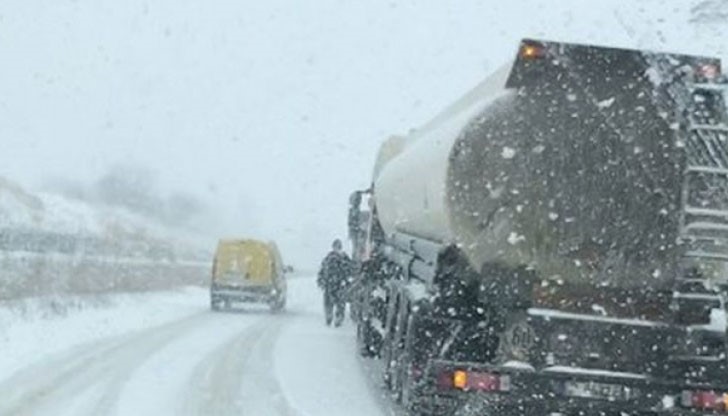 Десетки заклещени в снежното бедствие