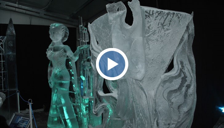 При минус осем градуса скулптори от Европа изваяха ледени фигури от филма „Замръзналото кралство”