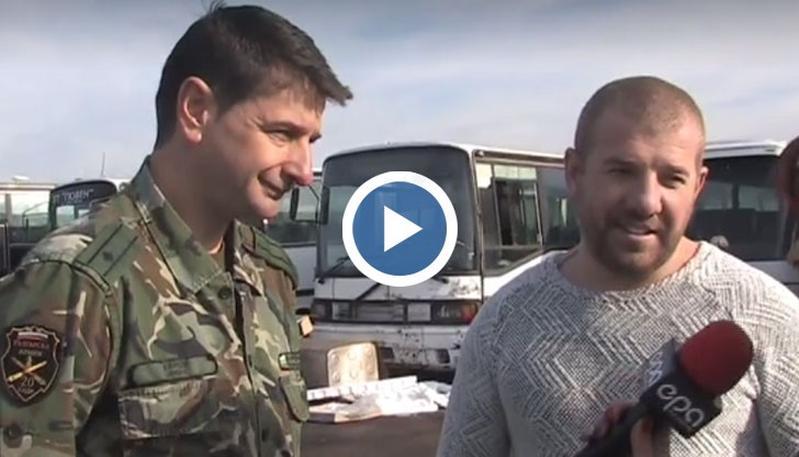 Динко Вълев от Ямбол е дарил на военните двигател и джанти, за да поправят автобуса, с който те се придвижват до границата