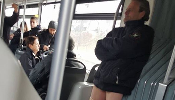 Историята от преди няколко дни, при която младо момче бе заснето със свалени панталони в столичния градски транспорт, се повтаря