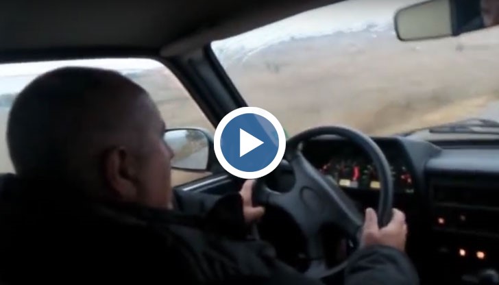 Видно е, че премиерът в оставка има опит с легендарното руско возило