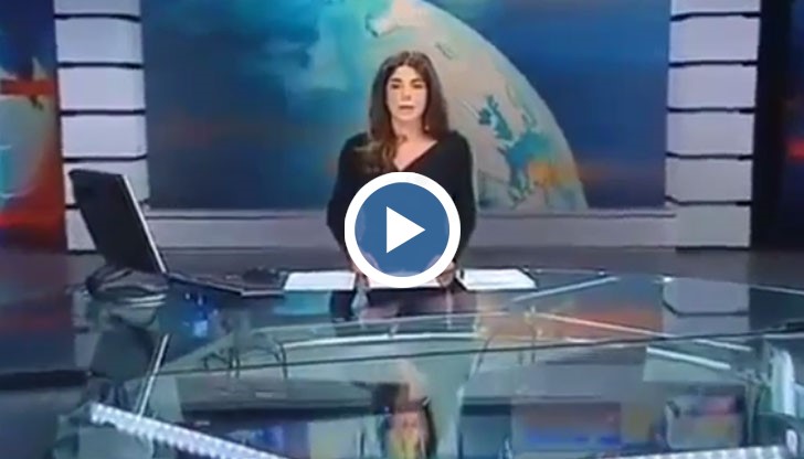 Телевизионата водеща Костанца Калабрезе "нагорещи" предаването си, след като забрави, че плотът на бюрото й е от прозрачно стъкло