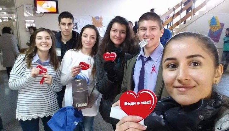 Цял ден доброволци раздаваха и презервативи в центъра на града