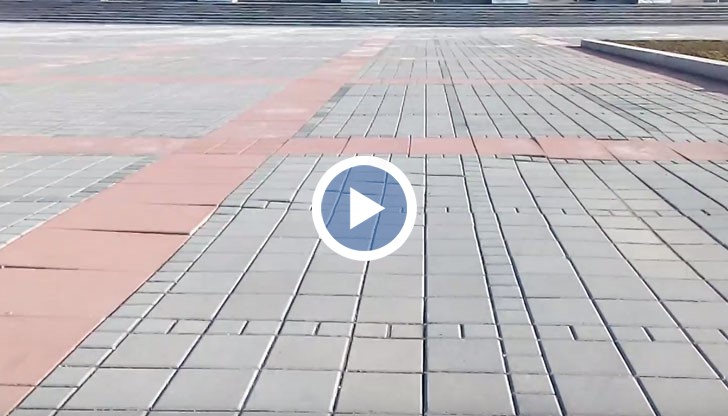 Площада пред новата зала се е нагънал като Черно море