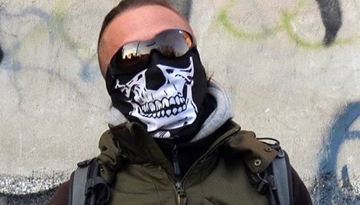 Търсеният в продължение на 4 дни от над сто спасители и доброволци по земя и въздух Тодор Владимиров се появи инкогнито в късния следобед в Карлово Търсеният в продължение на 4 дни от над сто спасители и доброволци по земя и въздух Тодор Владимиров се появи инкогнито в късния следобед в Карлово