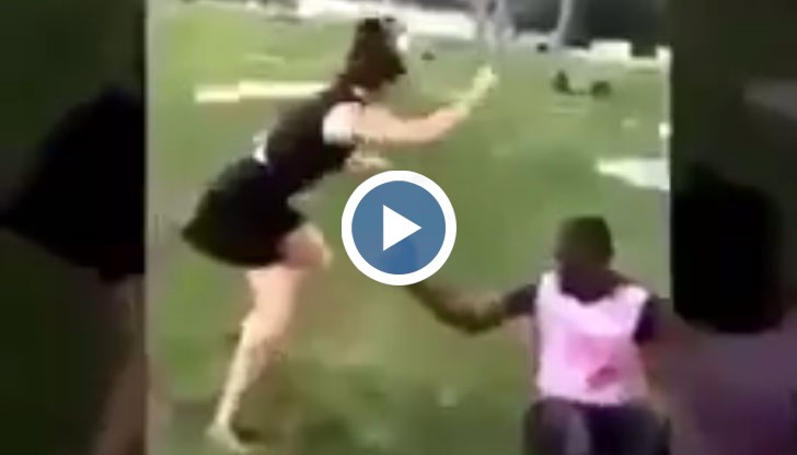 Мигрантите насочват пистолет към жените, а след това се заливат от смях