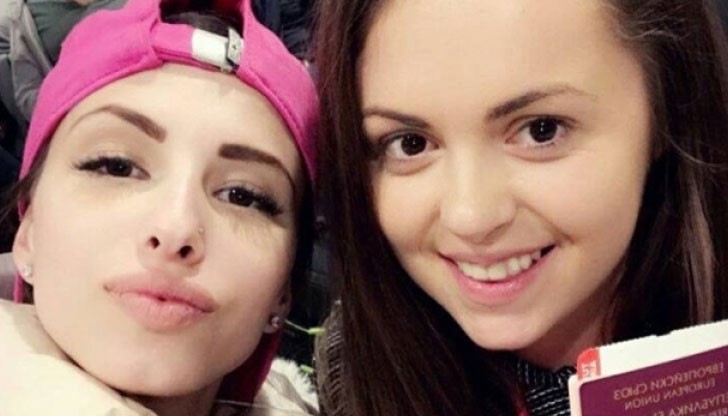 На екзотичната почивка грацията е придружена от колежката й Мария Матева На екзотичната почивка грацията е придружена от колежката й Мария Матева