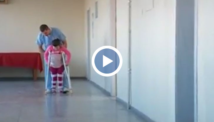 Анна Даная е родена с тежки увреждания, но сега прави първите си стъпки благодарение на скъпоструваща рехабилитация