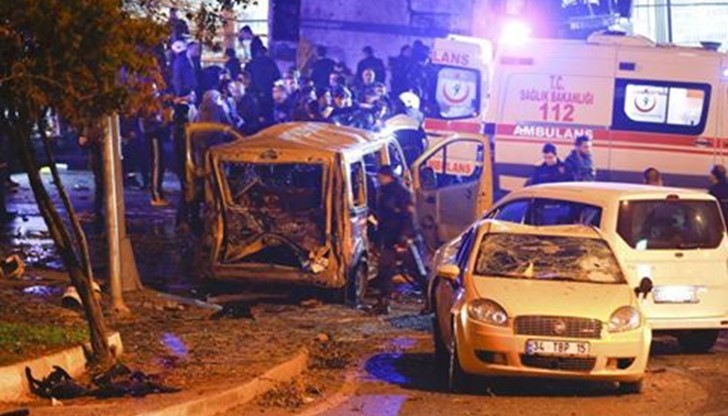 Кола-бомба рани 20 души в Истанбул