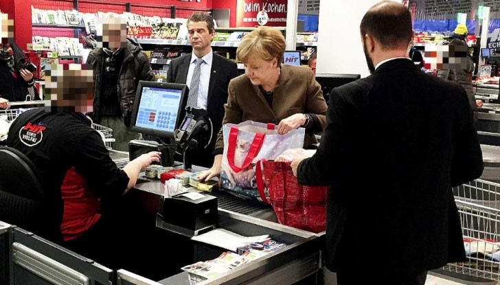 Канцлерът на Германия напазарува в един от най-големите супермаркети в Берлин, заобиколена от трима бодигардове