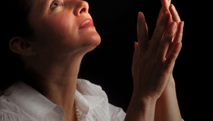 Възрастна жена събира пари за лечението на болния си син, защото здравната каса отказва да му отпусне безплатни лекарства / Снимката е илюстративна Възрастна жена събира пари за лечението на болния си син, защото здравната каса отказва да му отпусне безплатни лекарства / Снимката е илюстративна