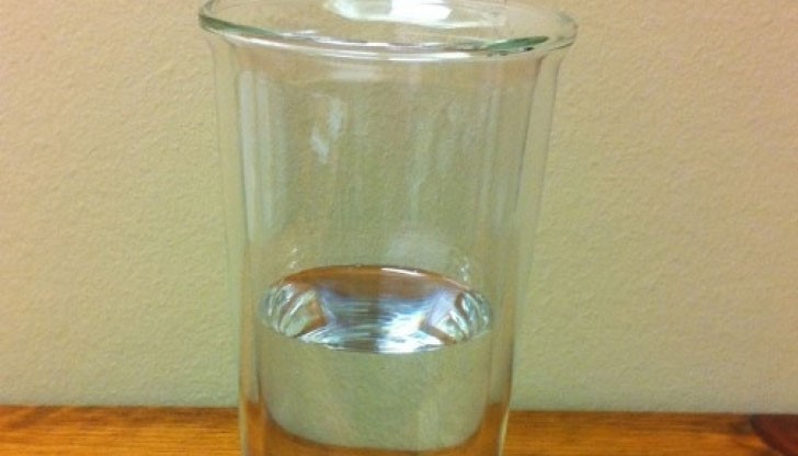 Преди да си легнем да спим, често слагаме чаша вода да ни бъде под ръка, но може би не сме наясно с опасността, която ни заплашва