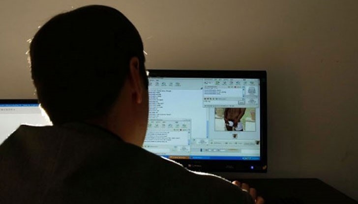 Според разкритията на властите мъжът е насилвал сексуално повече от 122 малолетни във виртуалното пространство