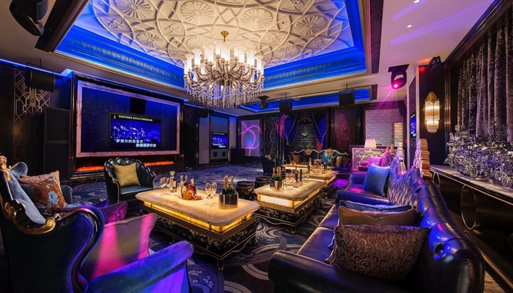 Хотелът се намира в Шанхай и действително е доста впечатляващ