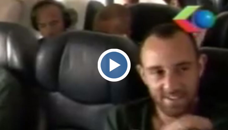 Футболисти дават интервю с усмивки на лица преди излитането на самолета